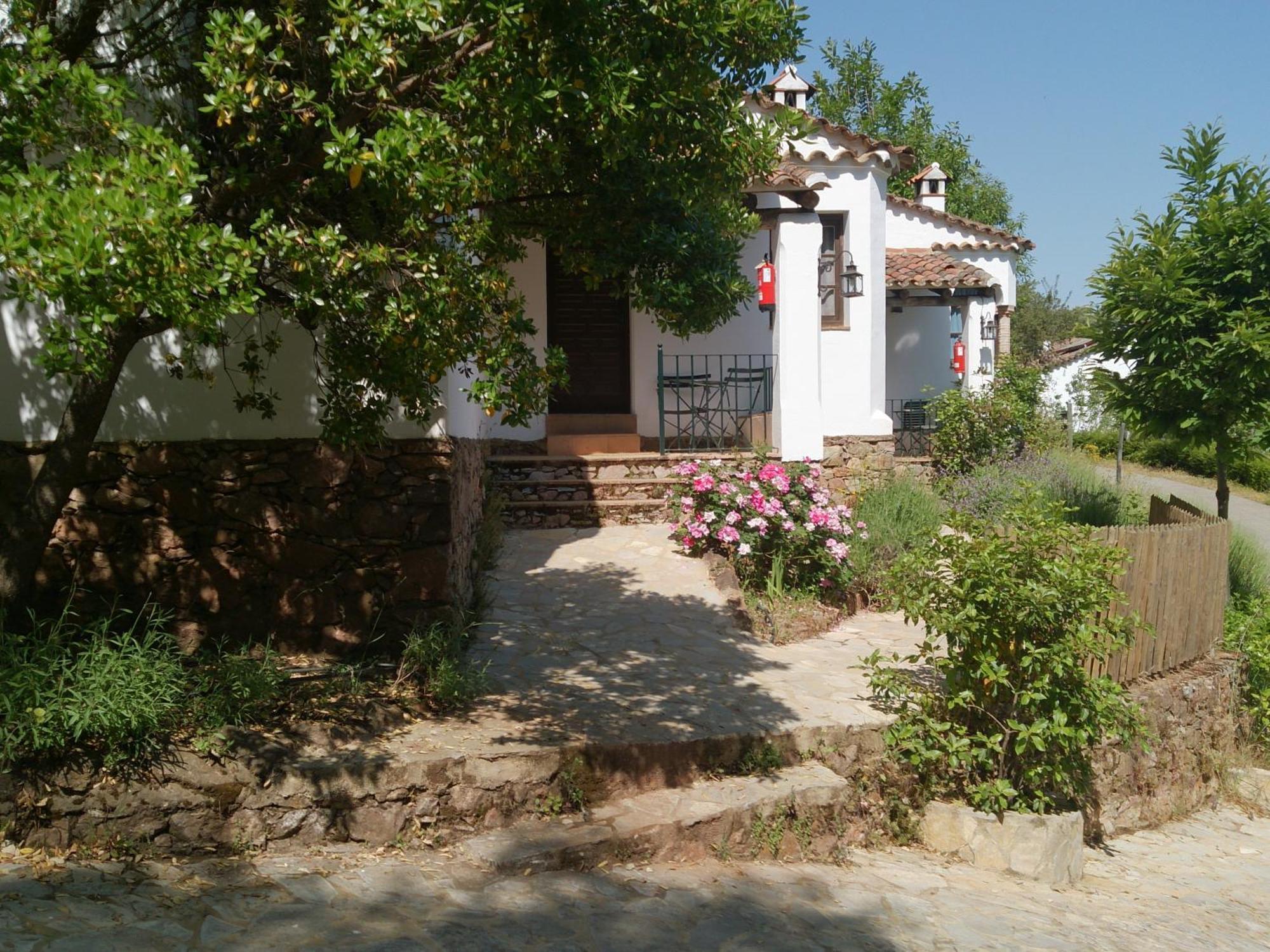 Finca Valbono Apartamentos Rurales Y Hotel Aracena Exterior photo