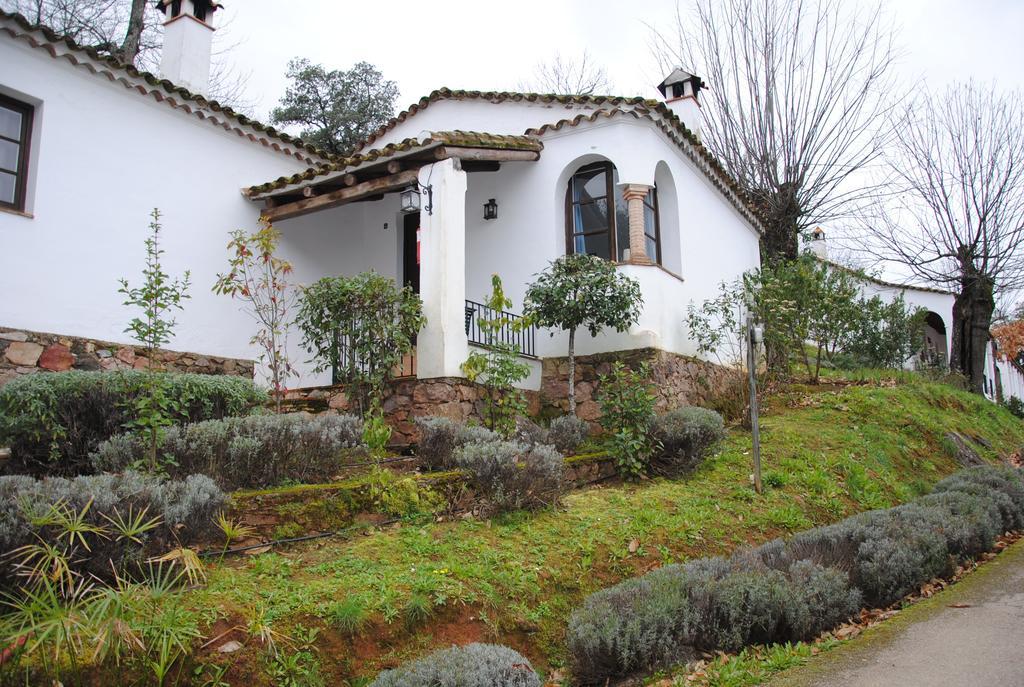Finca Valbono Apartamentos Rurales Y Hotel Aracena Exterior photo